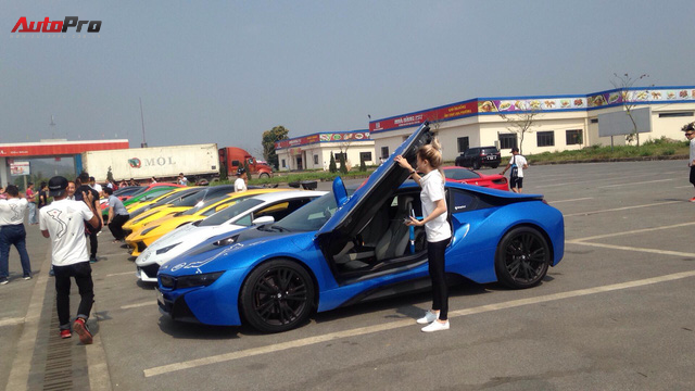 Bóng hồng duy nhất cầm lái BMW i8 tại hành trình siêu xe lớn nhất Việt Nam